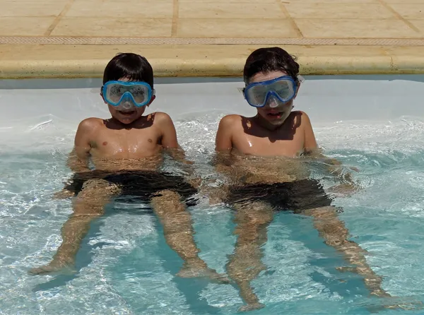 Garçons avec lunettes dans la piscine — Photo