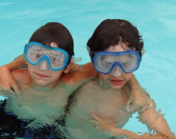 Dva kluci v bazénu — Stock fotografie