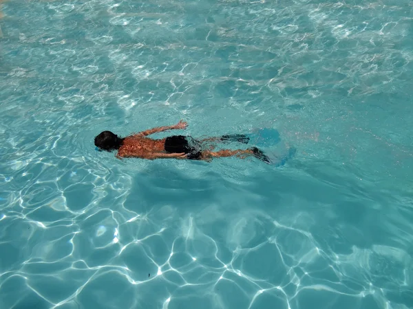 Boy swimming under water — Stock Photo, Image