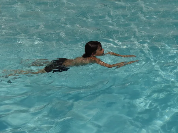 Αγόρι σε μια πισίνα — Φωτογραφία Αρχείου