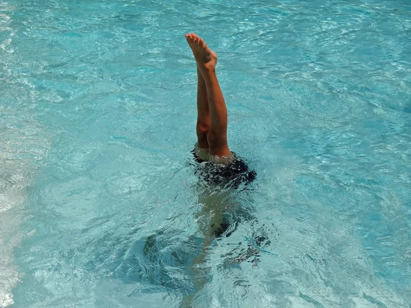 Fiú játszik a medence — Stock Fotó