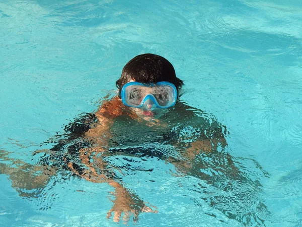 Jongen in een zwembad — Stockfoto