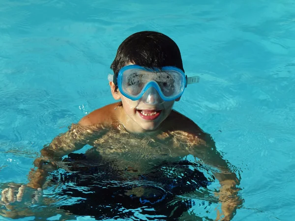 Pojke i en pool — Stockfoto