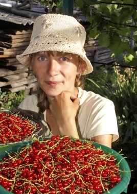 genç kadın ve Frenk üzümü.
