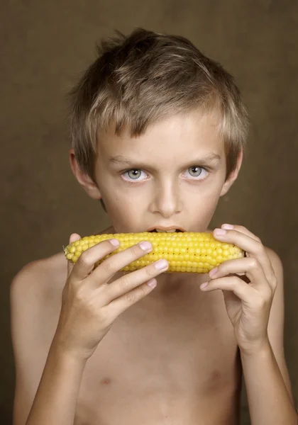 Варёная кукуруза . — стоковое фото