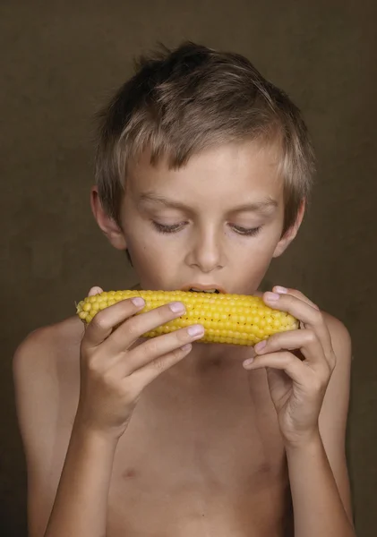 Варёная кукуруза . — стоковое фото