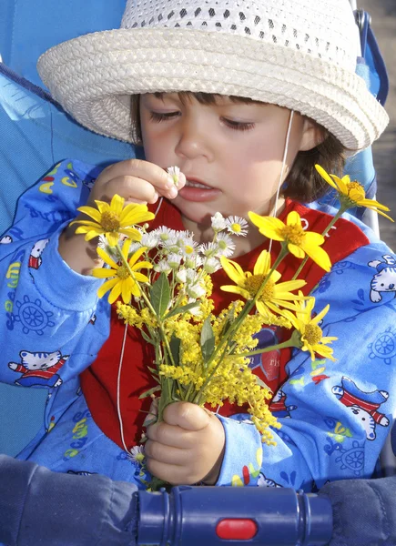 Dziewczynki z kwiatami. — Zdjęcie stockowe