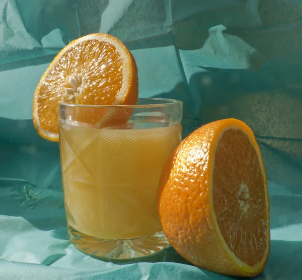 Sliced ​​orange and juice — Stock Photo, Image