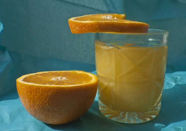 Sliced ​​orange and juice — Stock Photo, Image