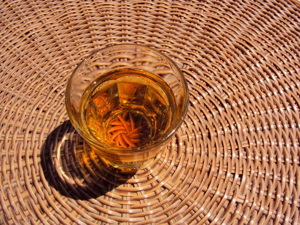 Склянка соку на плетеному столі — стокове фото