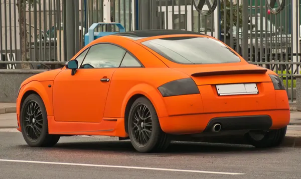 Narancssárga autó az utcán — Stock Fotó