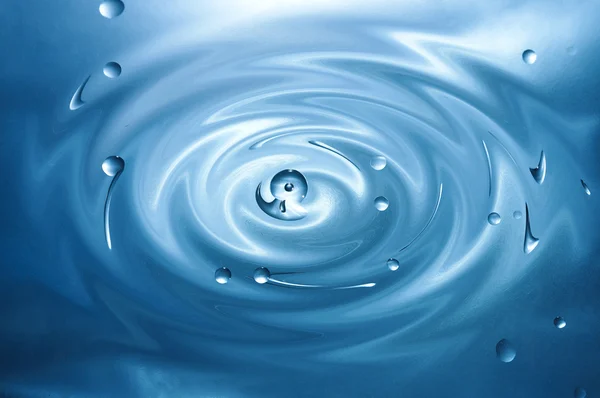 Gotas de água em um fundo abstrato azul — Fotografia de Stock