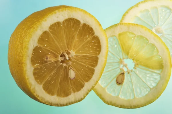 Limone tagliato su segmenti — Foto Stock