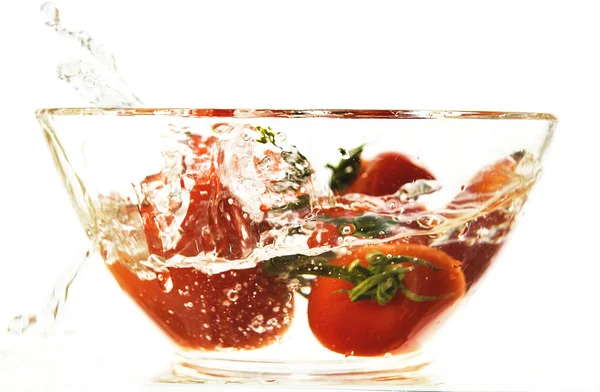 Rode tomaten in een plaat met water — Stockfoto