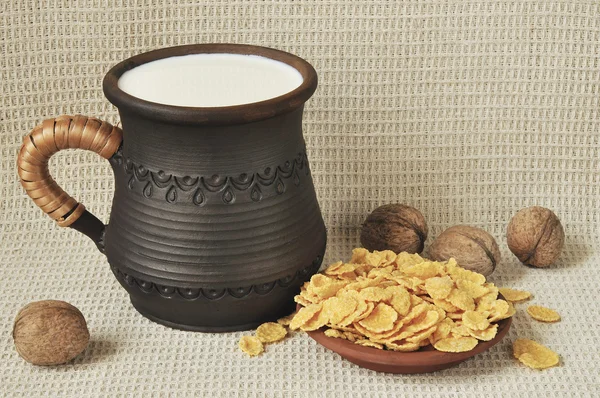 Milk, corn-flakes and nuts — Stock Photo, Image