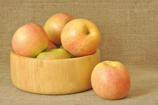 Appels in een houten plaat — Stockfoto