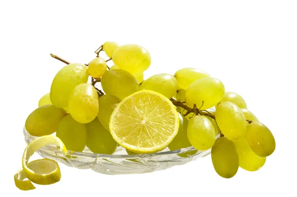 Виноград и лимон на белом изолированном фоне — стоковое фото