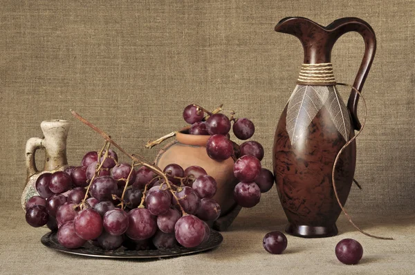 Uvas louça vermelha e cerâmica — Fotografia de Stock