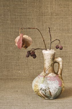 Kuru yaprakları ile sürahi