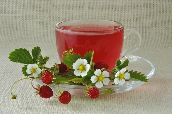 bir cam bardak çilek ve renkleri ile meyve çayı