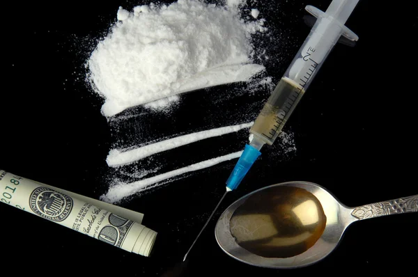 Drugs. Cocaine, money, syringe and spoon. — Stock Photo, Image