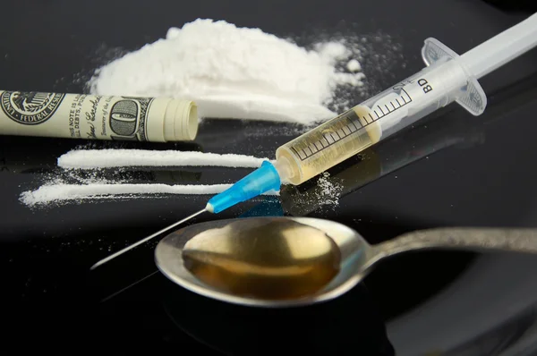 Drugs. cocaïne, geld, spuit en lepel. — Stockfoto