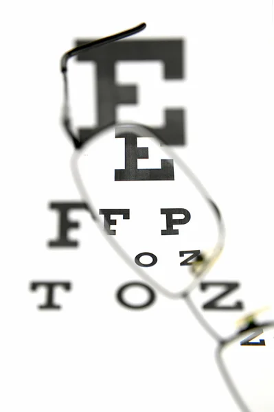 Óculos e gráfico de testes oculares — Fotografia de Stock