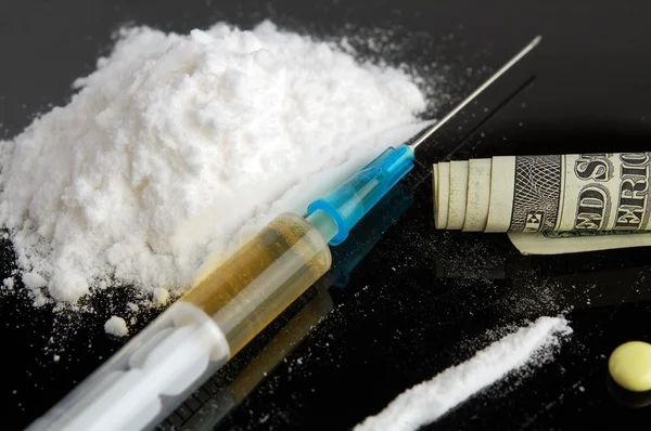 Drugs. Cocaine, money, syringe and tablet. — Stock Photo, Image