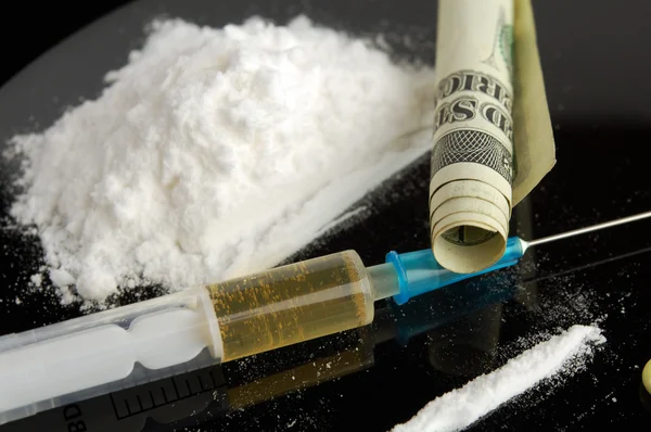 Drug. Cocaine, money and syringe. — Stock Photo, Image
