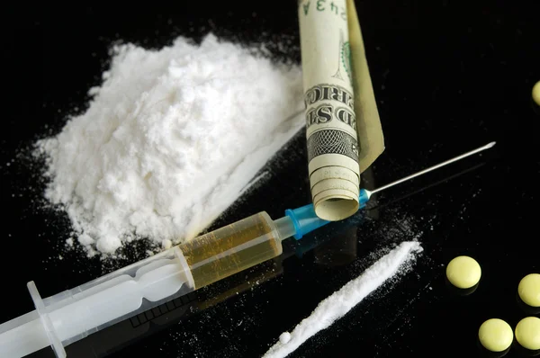 Drug. Cocaine, money, syringe and tablet. — Stock Photo, Image