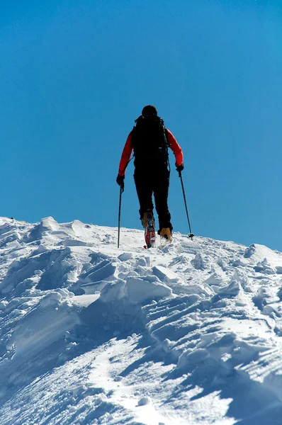 Skiër in hoge berg — Stockfoto