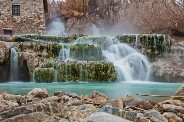 Água termal para banho.Saturnia, famosa na Toscana Fotos De Bancos De Imagens