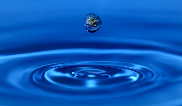 Aarde binnen een waterdruppel. — Stockfoto