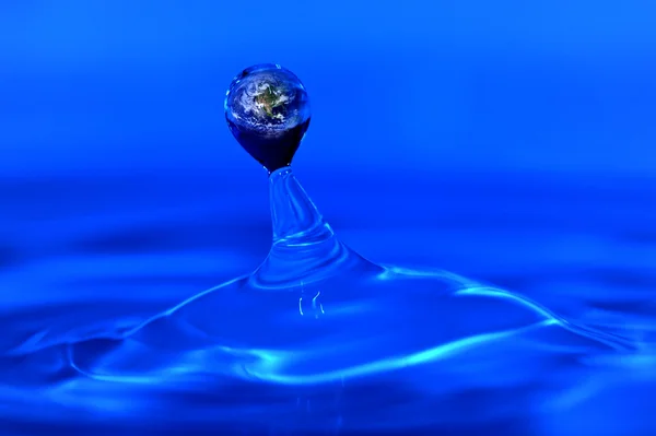 Země uvnitř kapky vody. — Stock fotografie