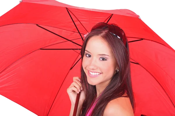 Vacker flicka innehar ett rött paraply — Stockfoto
