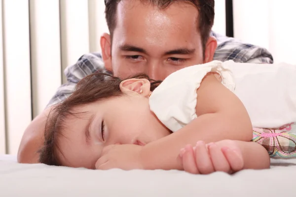 Vader kijken zijn mooie baby terwijl ze slaapt — Stockfoto