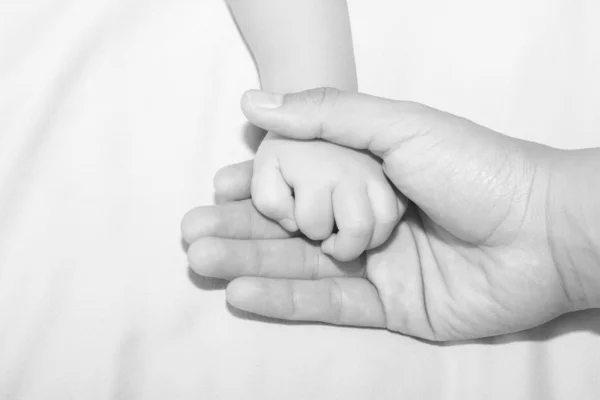 Far hålla döttrar hand — Stockfoto