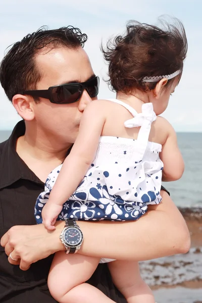 Apja csókolózás baba — Stock Fotó