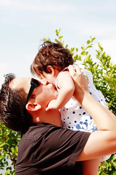 Father gives a kiss to his daugther — Stock Photo, Image
