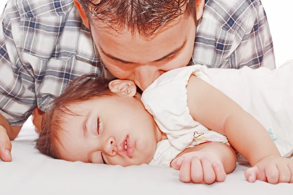 亲吻他睡着的孩子的父亲 — 图库照片