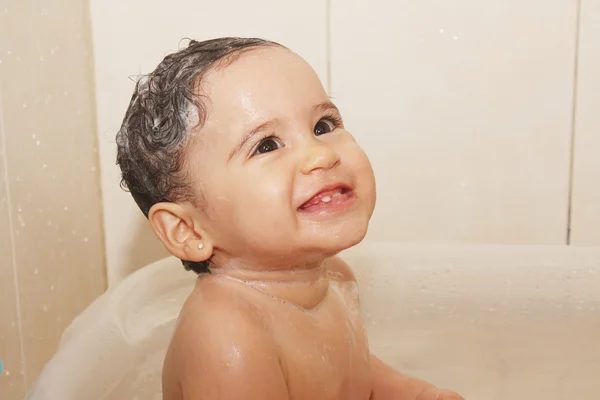 Litlle baby baadt in een badkamer — Stockfoto