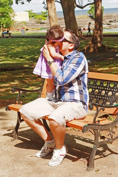 Um pai segura e beija seu bebê — Fotografia de Stock