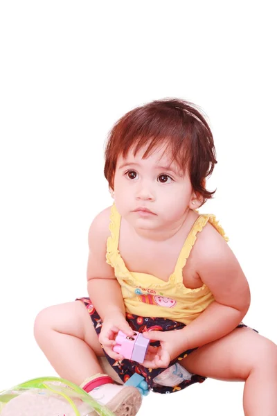 Dziecko bawi się zabawkami na białym tle — Zdjęcie stockowe