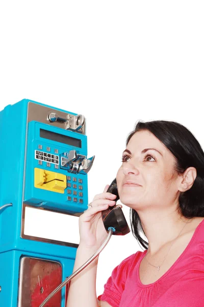 Молода щаслива жінка дзвонить з громадського телефону — стокове фото