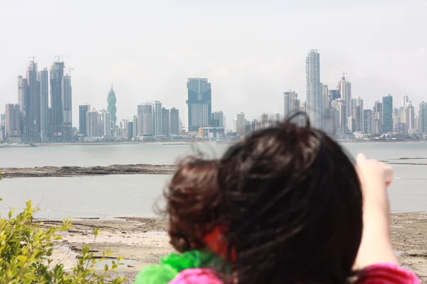 Mother shows her daughter a beautiful view over the city — Stock Photo, Image
