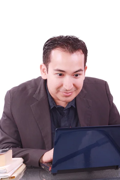 Empresário com expressão espantada usando um laptop — Fotografia de Stock