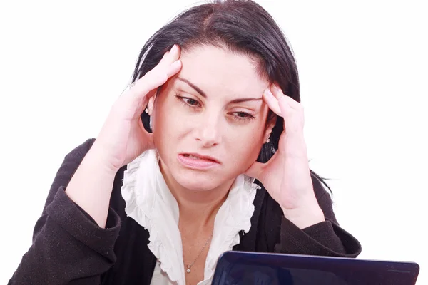 Молодая женщина в офисе на рабочем месте страдает головными болями — стоковое фото