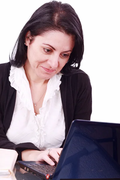 Donna d'affari che lavora su laptop in ufficio — Foto Stock