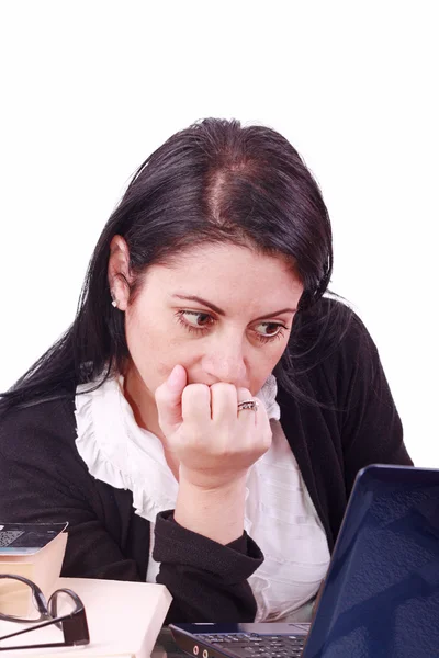 Trabalhador com olhar atencioso na frente do laptop — Fotografia de Stock