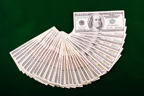 Eine Kombination aus Dollarfächer vor grünem Hintergrund — Stockfoto